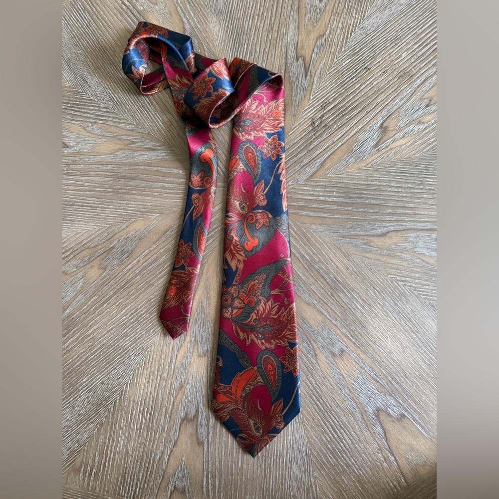 🌼 3/$15 & BUNDLE DEAL! 
J Romano Paisley Silk Tie in Burgundy and Navy